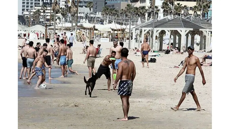 אלפים גדשו את חופי תל אביב היום. צילום: גדעון מרקוביץ