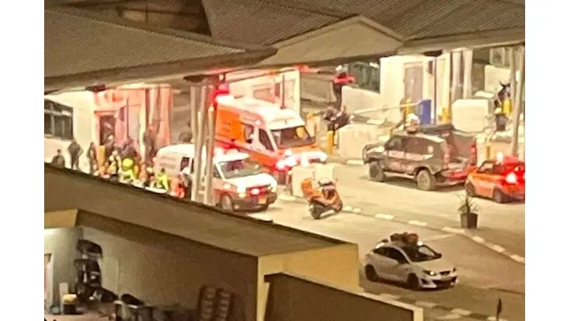 השר איתמר בן גביר ילווה לוחם מג"ב בעת חקירתו במח"ש לאחר שירה בנער בן-13 // צילום: יוני ריקנר