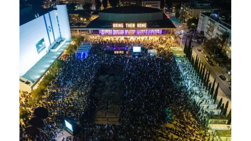 הפגנה בכיכר הבימה הקוראת לשוויון בנטל // צילום: משה בן שמחון