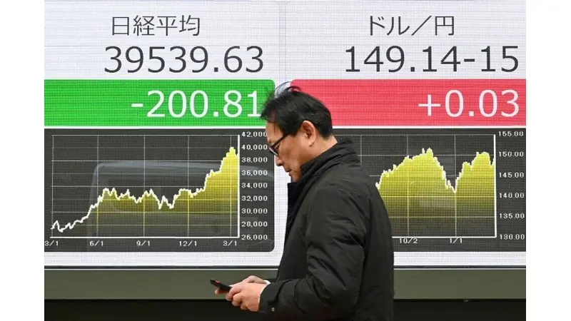 מדדי מניות מוצגים ברחוב ביפן. צילום: איי.אף.פי