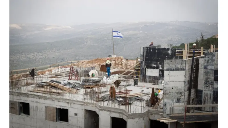 פועלים פלסטינים באתר בנייה (ארכיון)|צילום: Sebi Berens, Flash90