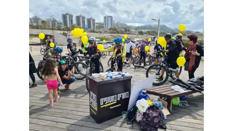 רכיבה חיפאית למען משפחות החטופים בעזה (צילום: יעל הורביץ)