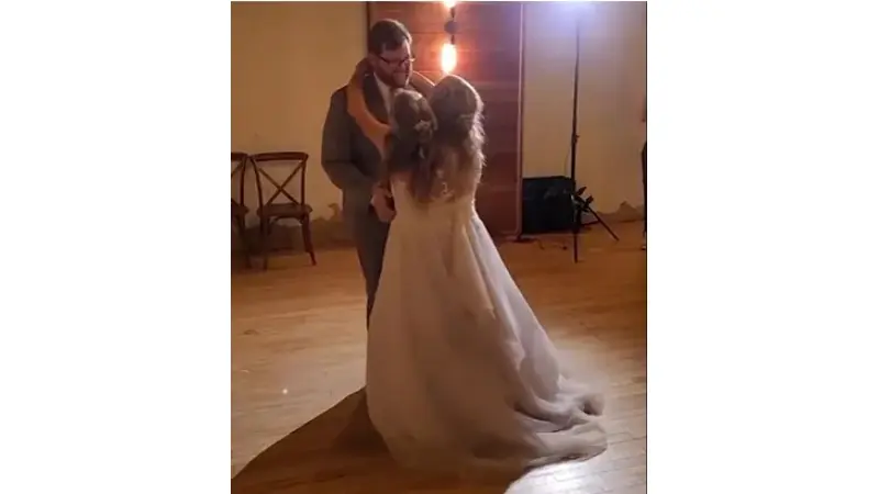 התאומות הסיאמיות בחתונה (צילום צילום מסך מתוך פייסבוק Heidi Bowling)