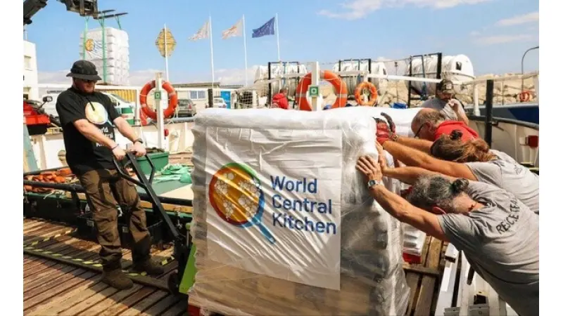 עובדי הארגון "World Central Kitchen" מעבירים סיוע לרצועת עזה