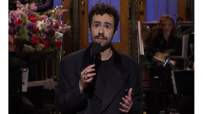 "בבקשה תעצור את האלימות". ראמי יוסף ב"סאטרדיי נייט לייב"|צילום: באדיבות yes