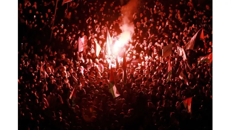 epa11247618 Demonstrators gather during a pro-Palestinian rally, near the Israeli embassy in Amman, Jordan, 27 March 2024. More than 32,000 Palestinians and over 1,450 Israelis have been killed, according to the Palestinian Health Ministry and the Israel Defense Forces (IDF), since Hamas militants launched an attack against Israel from the Gaza Strip on 07 October 2023, and the Israeli operations in Gaza and the West Bank which followed it. EPA/MOHAMMAD ALI