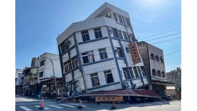 מבנה נוטה לאחר רעידת האדמה בטייוואן, הבוקר. צילום: CNA-AFP