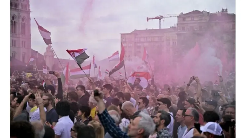 רבבות בהפגנה נגד הממשלה בהונגריה|צילום: רויטרס