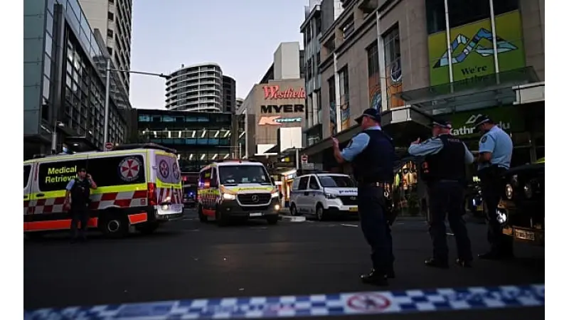פינוי הפצועים בזירת הדקירה בסידני | צילום: רויטרס