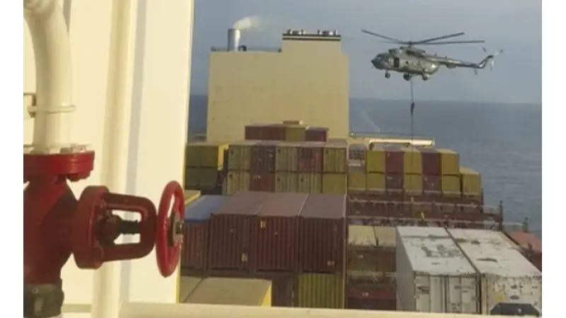 כוחות חמושים איראנים השתלטו באמצעות מסוק על ספינה סמוך למצר הורמוז|צילום: 
							AP