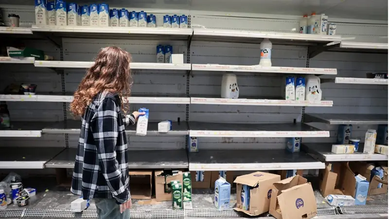 מדפים ריקים בסופרים (צילום פלאש 90/ נעם ריבקין פנטון)