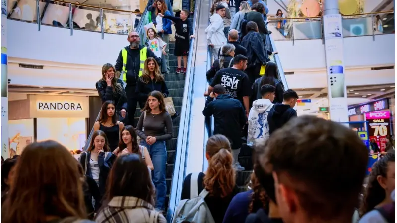 ישראלים בקניון, ארכיון, צילום: Flash90,Flash90