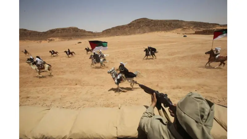 מירדן אל עזה דרך ישראל. טייס בוחן את מסלול טיסת הצנחת הסיוע ההומניטרי. צילום: גטי אימג'ס