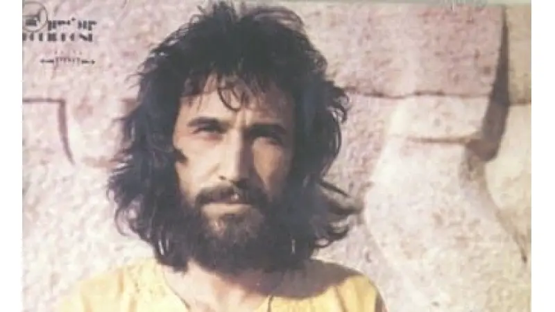 גקי אלקיים בצעירותו .צילומסך