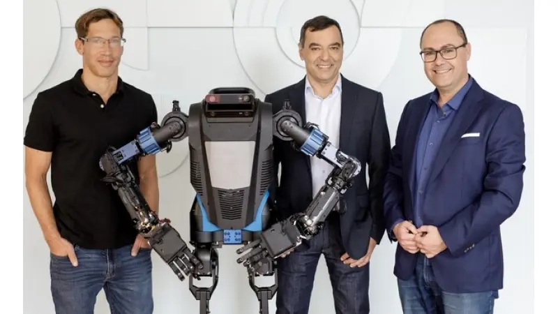 מייסדי מנטי רובוטיקס והרובוט מנטיבוט|צילום: מנטי רובוטיקס