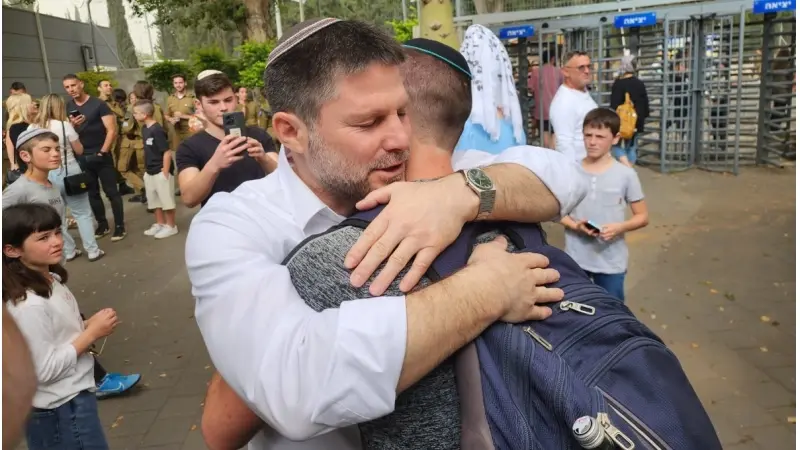 סמוטריץ' עם הבן ידידיה בלשכת הגיוס, צילום: ללא