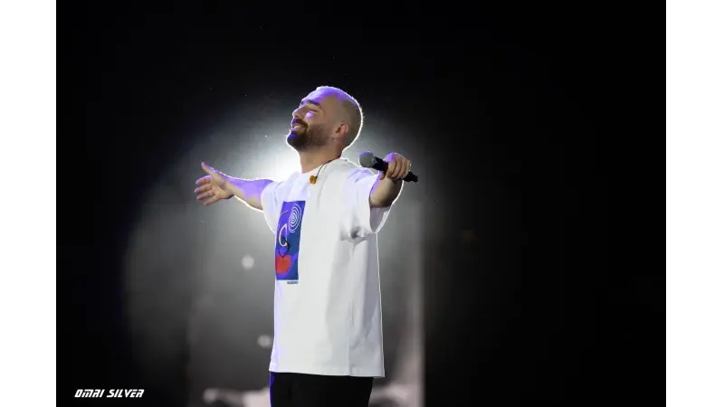 עומר אדם בהופעה (צילום עומרי סילבר)