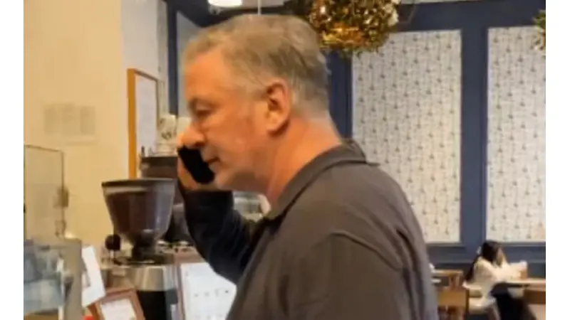 אלק בולדווין מנסה להתעלם|צילום: לפי סעיף 27 א'