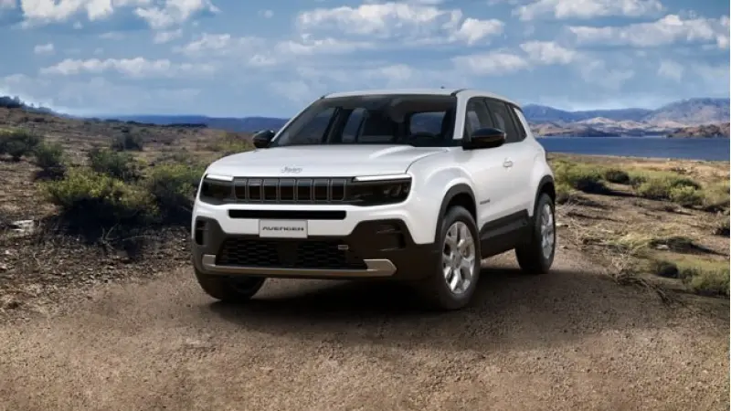 ג'יפ אוונג'ר היברידי-קל. תאורת אווירה ועוד טכנולוגיה בגרסת SUMMIT. צילום: JEEP