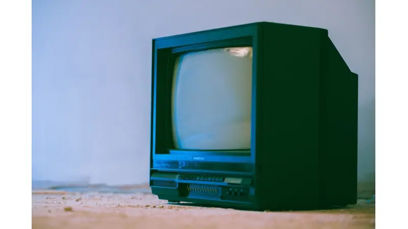 טלוויזיה ישנה מסוג CRT (צילום Anete Lusina / Pexels)
