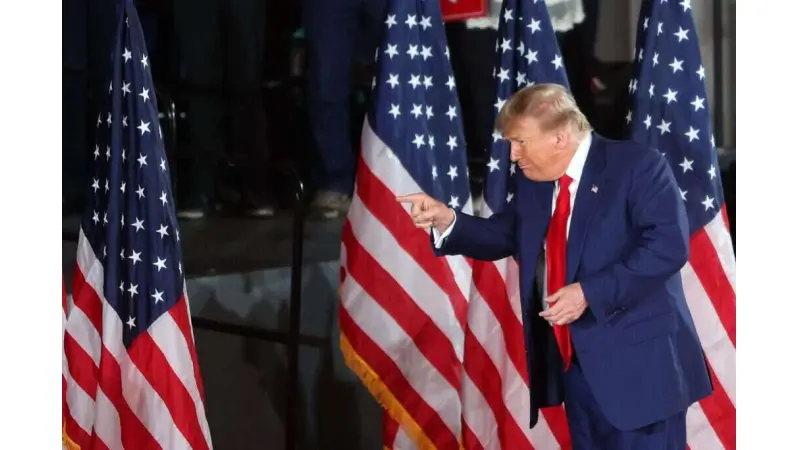 מפגינים נגד טראמפ מחוץ לבית המשפט בניו-יורק. צילום: AFP