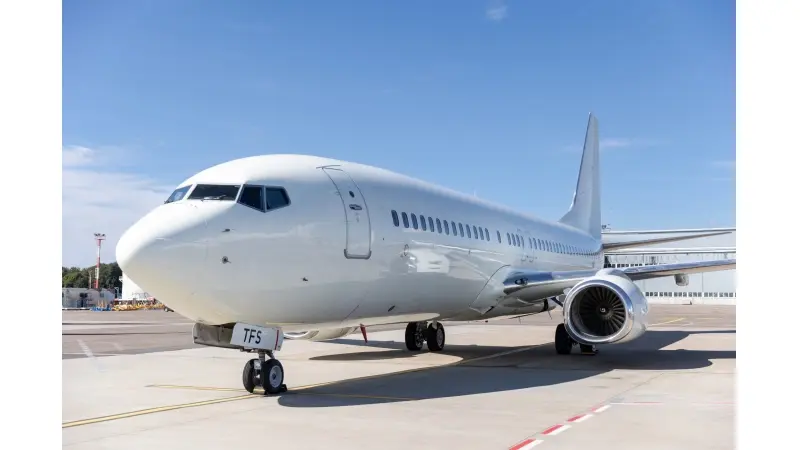 מושבי מחלקת תיירים במטוס 737-800 של Klasjet