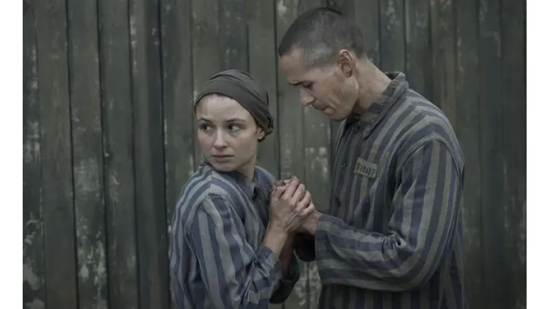 ג'ונה האוור קינג ואנה פרוכניאק ב"המקעקע מאושוויץ". סדרה היסטורית שנוטה לקיטש|צילום: באדיבות yes ו-HOT, יחסי ציבור