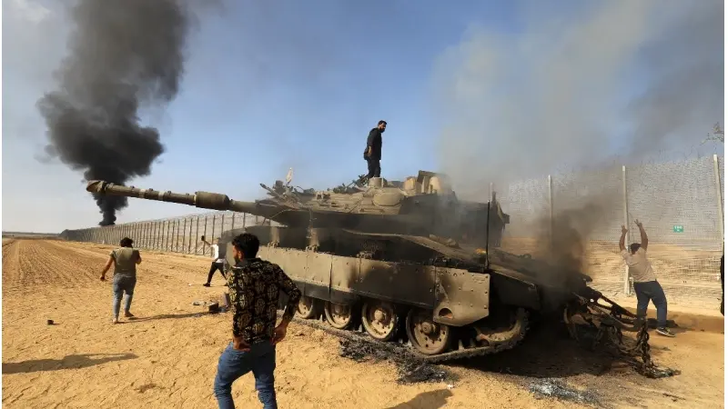 מחבלים משתלטים על טנק על הגדר, צילום: shutterstock