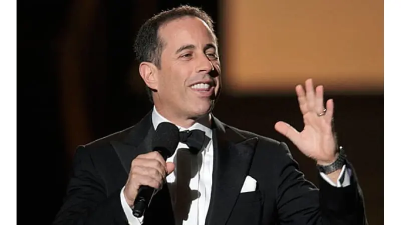 ג'רי סיינפלד במטה משפחות החטופים | צילום: מטה המשפחות