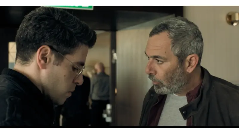 מוריס כהן ואורי לייזרוביץ, מתוך "האיש שרצה לדעת הכל" (צילום כאן 11, גם סרטים)