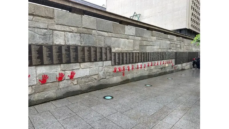 אנטישמיות בצרפת (צילום מתוך טוויטר @AvivaKlompas)