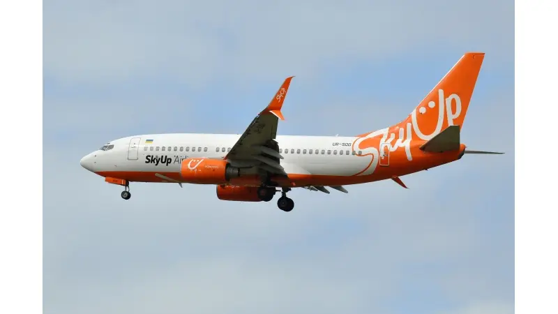 מטוס 737 של חברת התעופה SkyUp בצביעת FC Shakhtar Donetsk בנתב״ג. תמונה: רינה ועמיר ויסבלט