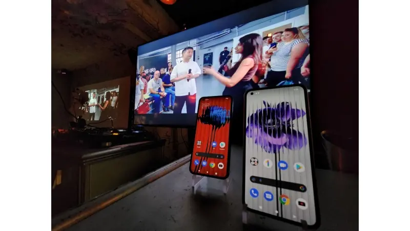 Nothing Phone 1, ברקע קארל פיי (צילום יאיר מור / ice)