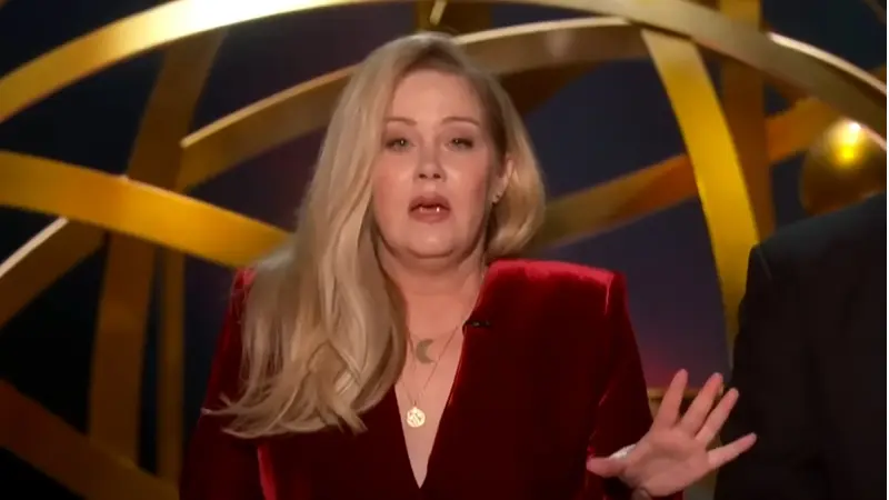 כריסטינה אפלגייט בטקס האמי (צילום יוטיוב/ Television Academy)
