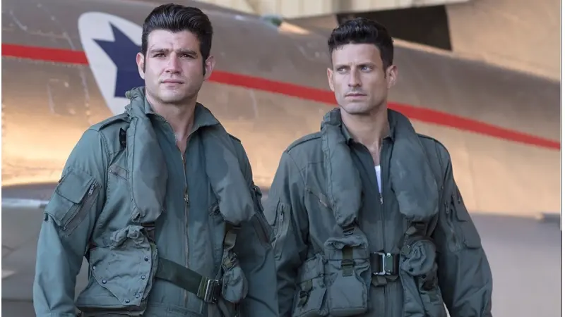 השחקנים מאור שוויצר ודניאל ליטמן. מתוך הסרט קרב אוויר, צילום: דויד סיקורי