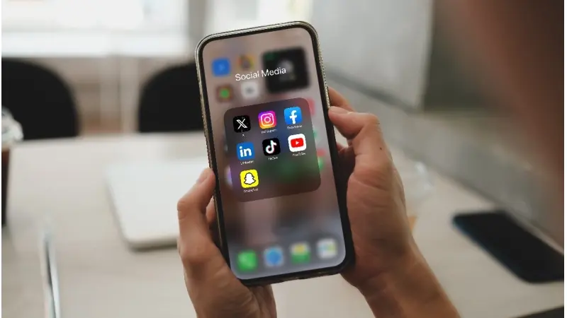 אייפון, צילום: Thaspol Sangsee,Shutterstock