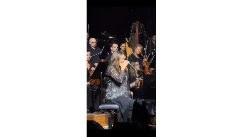 קרן פלס מתפרקת (צילום צילום מסך מתוך סרטון של מילי דיין)