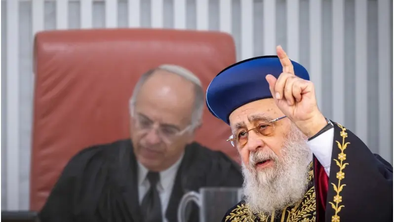 הרב יצחק יוסף, ברקע - השופט סולברג, צילום: Olivier Fitoussi/Flash90, Chaim Goldberg/Flash90